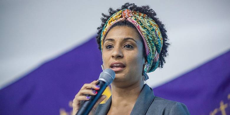 Apoiadores de Flávio Bolsonaro fazem ato e atacam memória de Marielle Franco perto da PUC-Rio