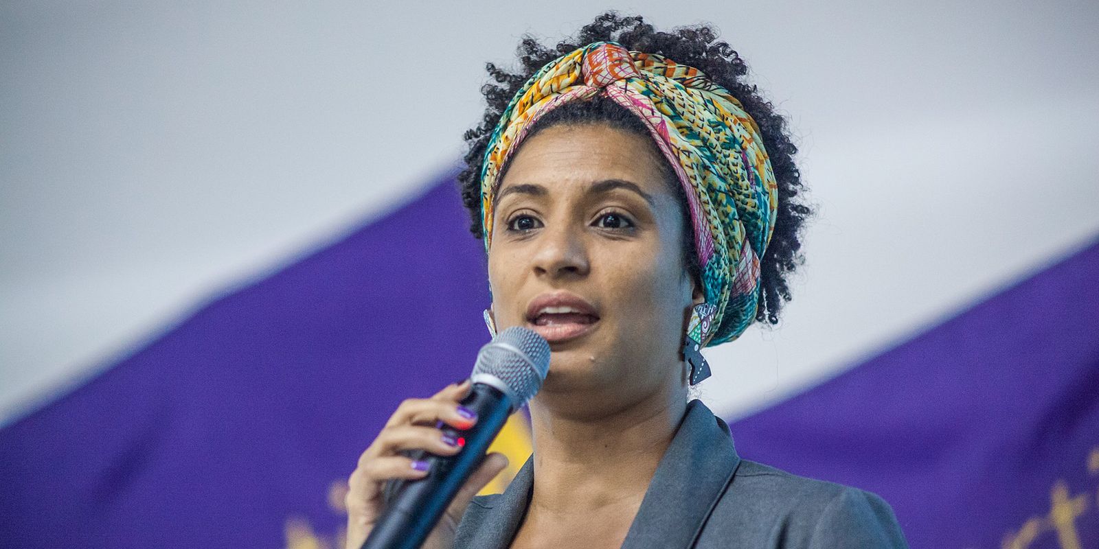 Apoiadores de Flávio Bolsonaro fazem ato e atacam memória de Marielle Franco perto da PUC-Rio