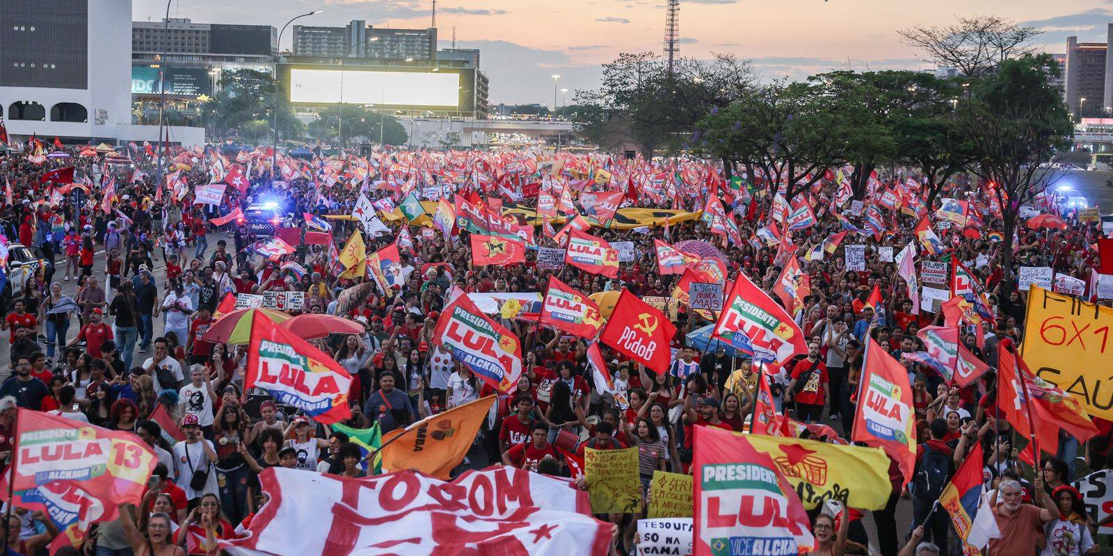 Estudantes fazem ato no centro de Brasília em apoio a Lula
