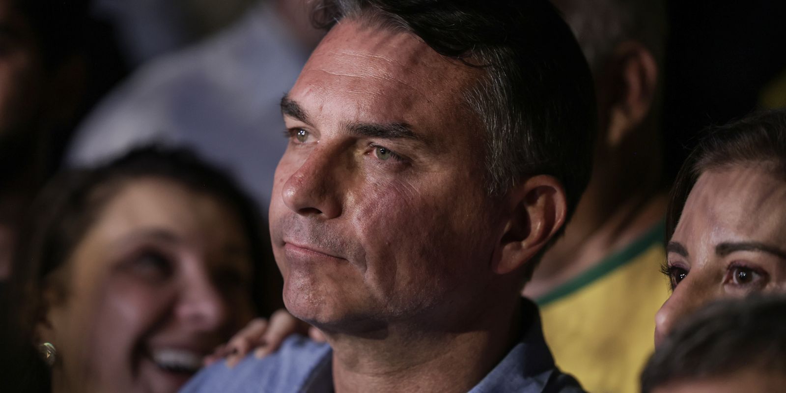 Flávio Bolsonaro participa de sabatina na TV e aborda atos de 8 de janeiro