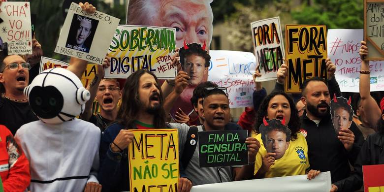 Manifestantes protestam em São Paulo e cobram neutralidade da Meta nas eleições
