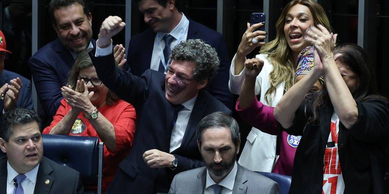 Senado aprova fim da escala 6x1 e reduz jornada para 40 horas semanais